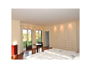 Schlafzimmer 1 EG mit Duschbad en Suite
