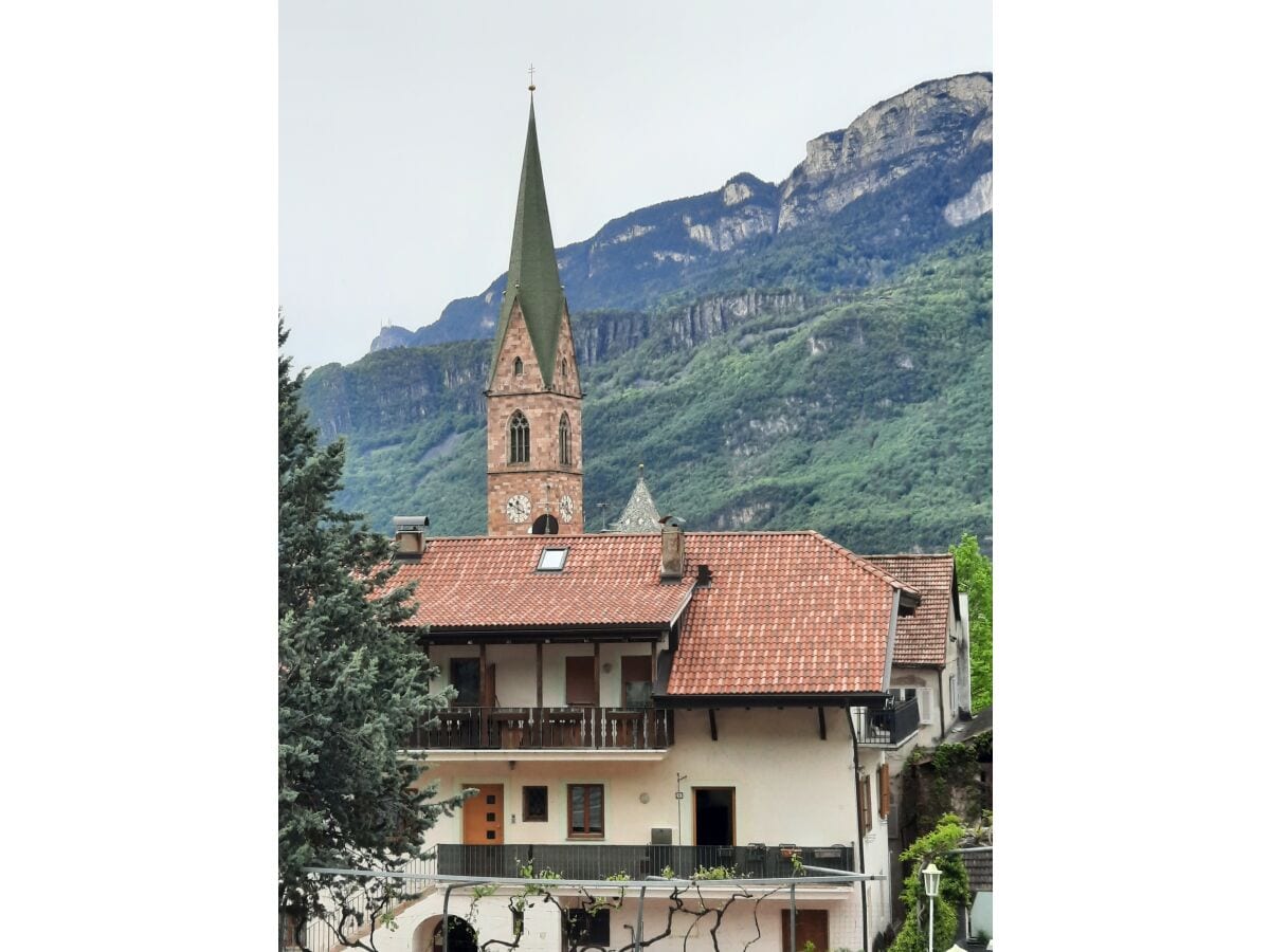 Blick von der Unterkunft aus zum Kirchturm