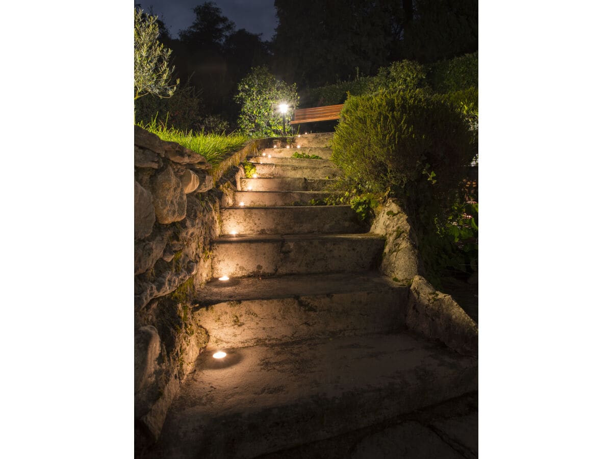 beleuchtete Treppe im Garten