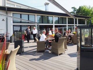 große Sonnenterrasse des Restaurants