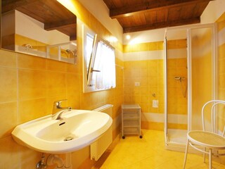 Freundliches Badezimmer mit Dusche, Bidet und Fenster
