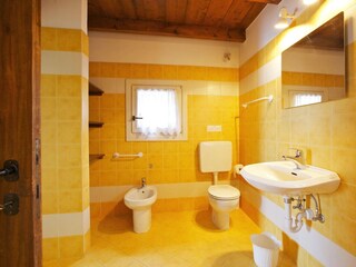 Freundliches Badezimmer mit Dusche, Bidet und Fenster
