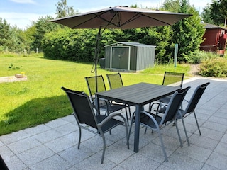 Entspannen auf privater Terrasse, Blick in den Garten