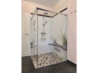 Großzügige Dusche im Wellnessdesign