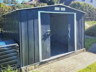 Das Gartenhaus zum Einschließen der Fahrräder
