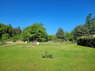 Von der Terrasse blicken Sie ins Grüne