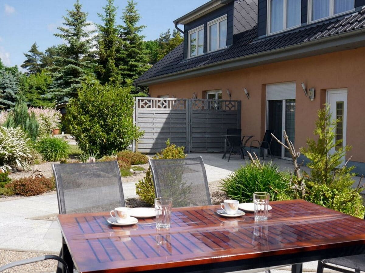 Vorgarten mit Terrasse für OG-Wohnung