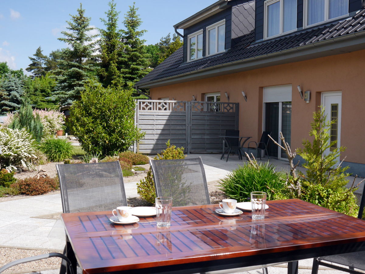 Ihre Terrasse mit Blick auf den Vorgarten