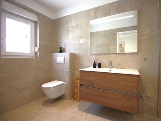 Bathroom nr.1 with shower