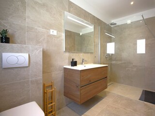 Bathroom nr.1 with shower