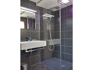 Freundliches und modernes Badezimmer
