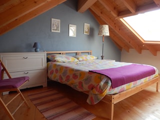 Schlafzimmer mit Doppelbett