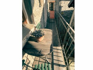 Ca. 6 m² großer überdachter Balkon mit etwas Seesicht