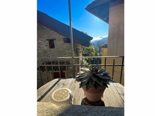 Ca. 6 m² großer überdachter Balkon mit etwas Seesicht