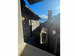 Ca. 6 m² großer überdachter Balkon mit etwas Seesicht