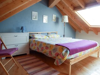 Schlafzimmer mit Doppelbett