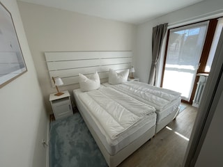 Schlafzimmer 1 (1)