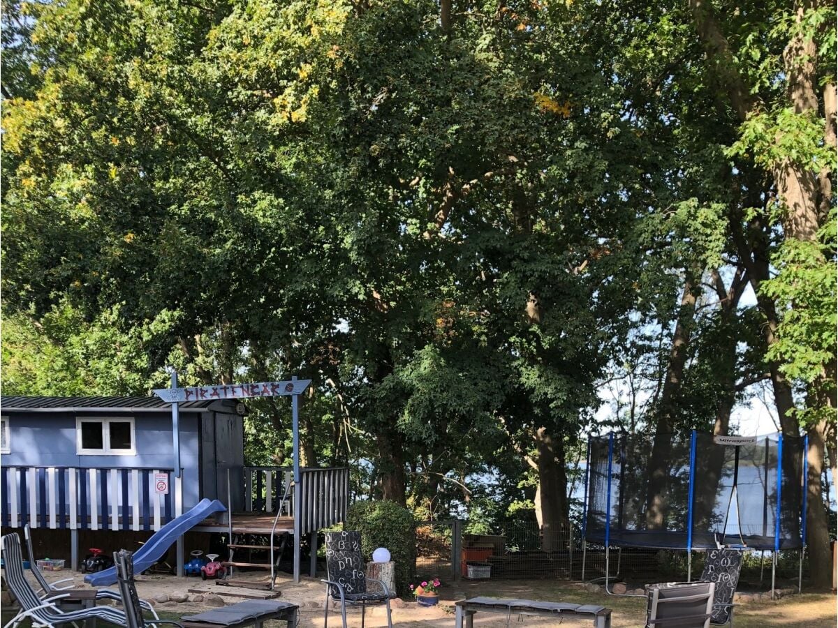 Spielplatz mit Blick auf den See