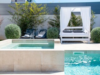 VILLA MIT SCHÖNEM SCHWIMMBAD