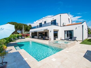 VILLA FÜR 9 PERSONEN