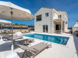 Villa Ora with heated pool, 4 bedrooms, and jacuzzi - Donje Selo - image1
