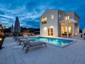 Villa Ora met verwarmd zwembad, 4 slaapkamers en jacuzzi - Donje Selo - image1