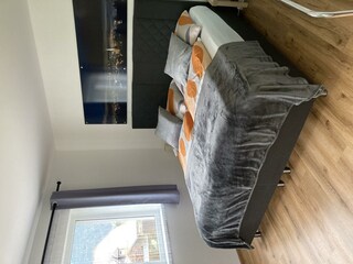 Schlafzimmer mit gemütlichem Boxspringbett