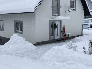 Abfahrt mit Schi bis zur Haustür
