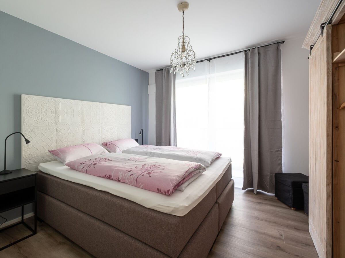 Erstes Schlafzimmer mit Boxspringbett