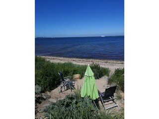 ... mit direktem Zugang zum Naturstrand.