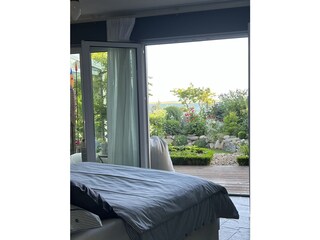 ... mit Blick vom Bett ...