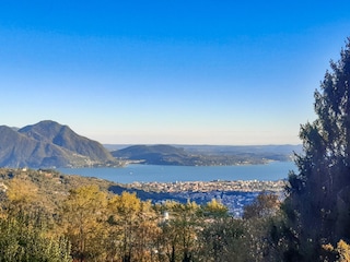 Wunderschöne Sicht auf Verbania, den See und die Berge