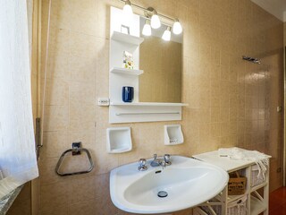 Badezimmer mit Badewanne, Bidet und Fenster