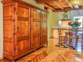 Wohn-/ Esszimmer mit schöner Holzdecke und elegantem Parkettboden mit Schachbrettspielfeld