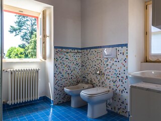 Freundliches Badezimmer mit Dusche
