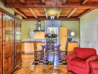 Gut ausgestattete Küchenzeile mit Geschirrspülmaschine