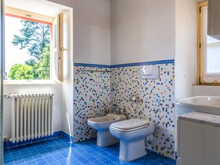 Freundliches Badezimmer mit Dusche