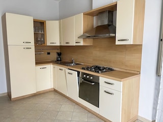 Gut ausgestattete Küchenzeile