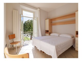 Eins von zwei Schlafzimmern