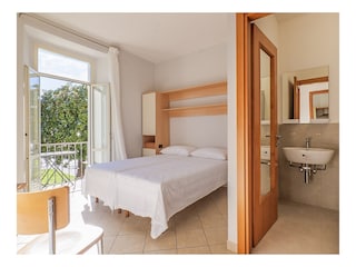 Eins von zwei Schlafzimmern