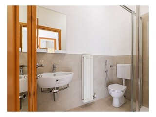 Badezimmer mit Dusche (en suite zum 1. Schlafzimmer)