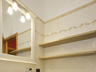 Badezimmer mit Badewanne und Waschmaschine