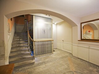 Hauseingang mit Aufzug