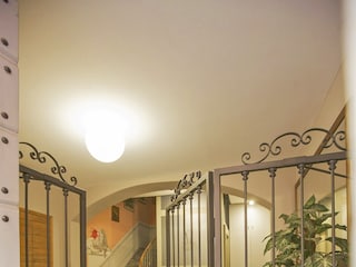 Hauseingang mit Aufzug