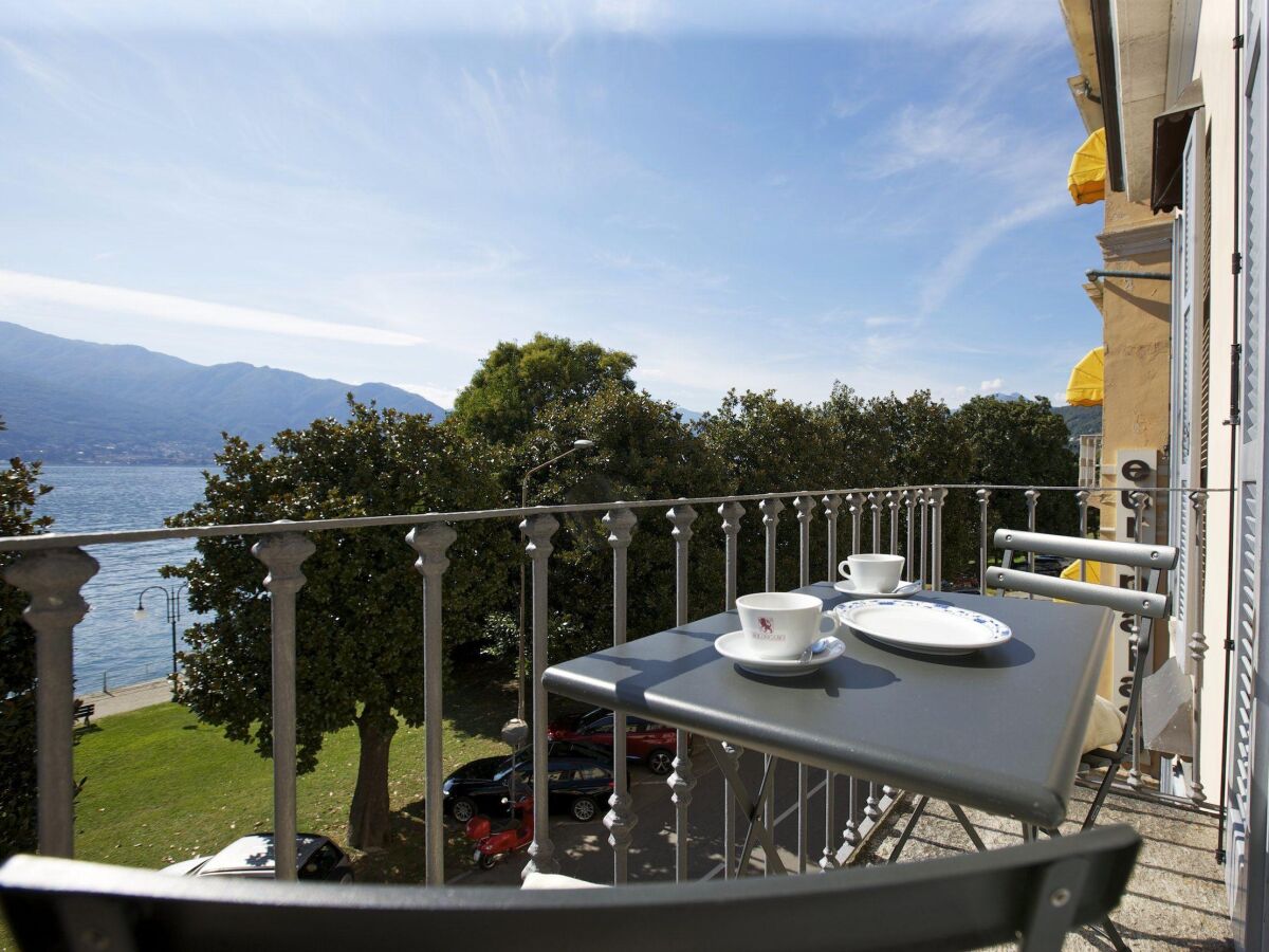 Kleiner Balkon mit traumhafter See-, Insel- und Alpensicht