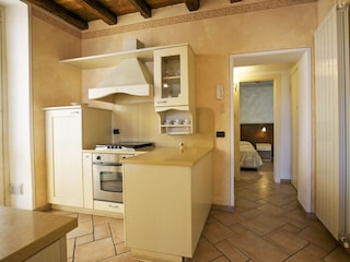 Gut ausgestattete, offene Küche