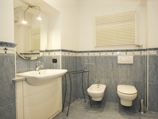 Freundliches Badezimmer mit Badewanne