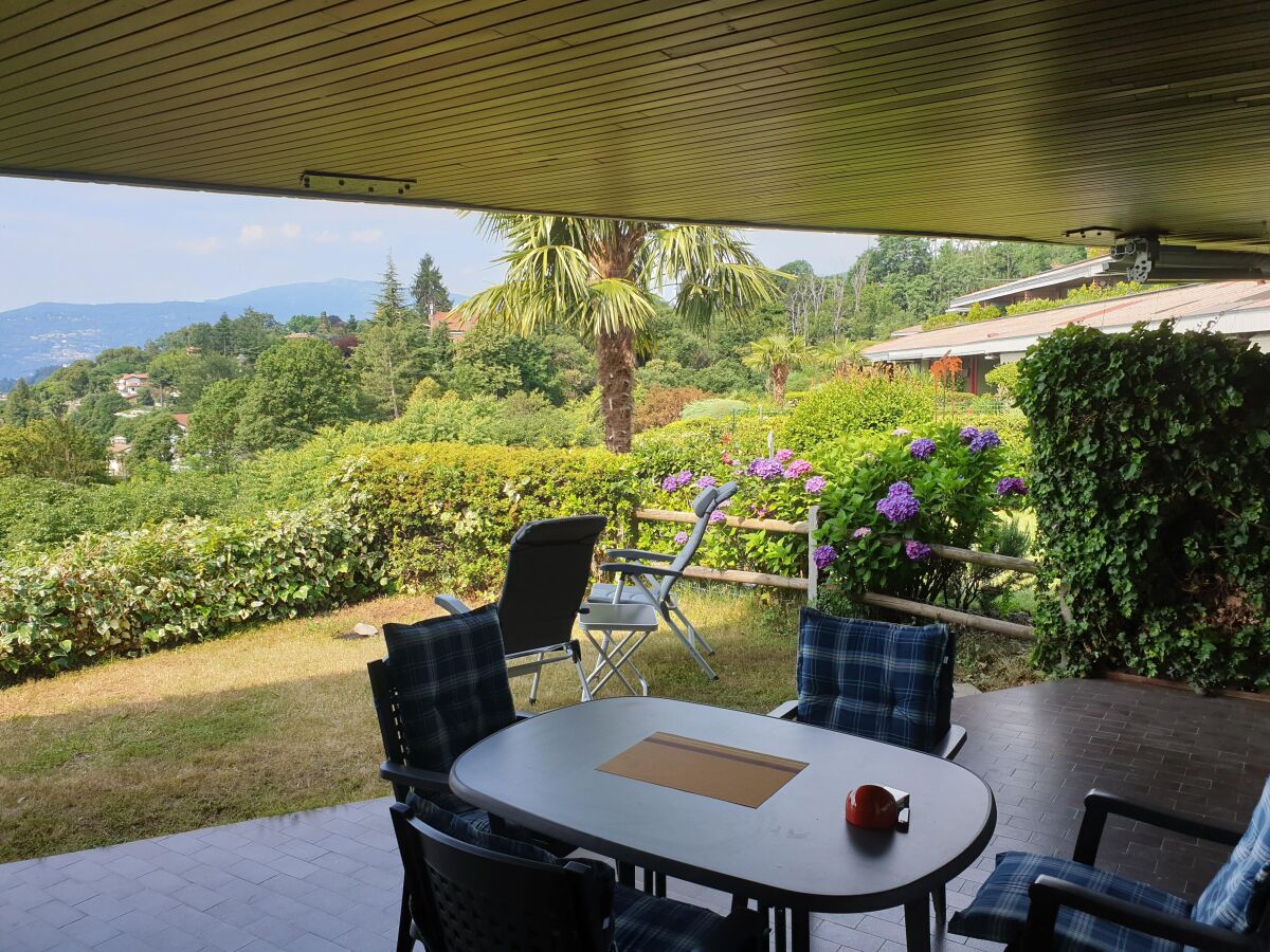 Ca. 20 m² große überdachte Terrasse mit atemberaubender Sicht auf den See