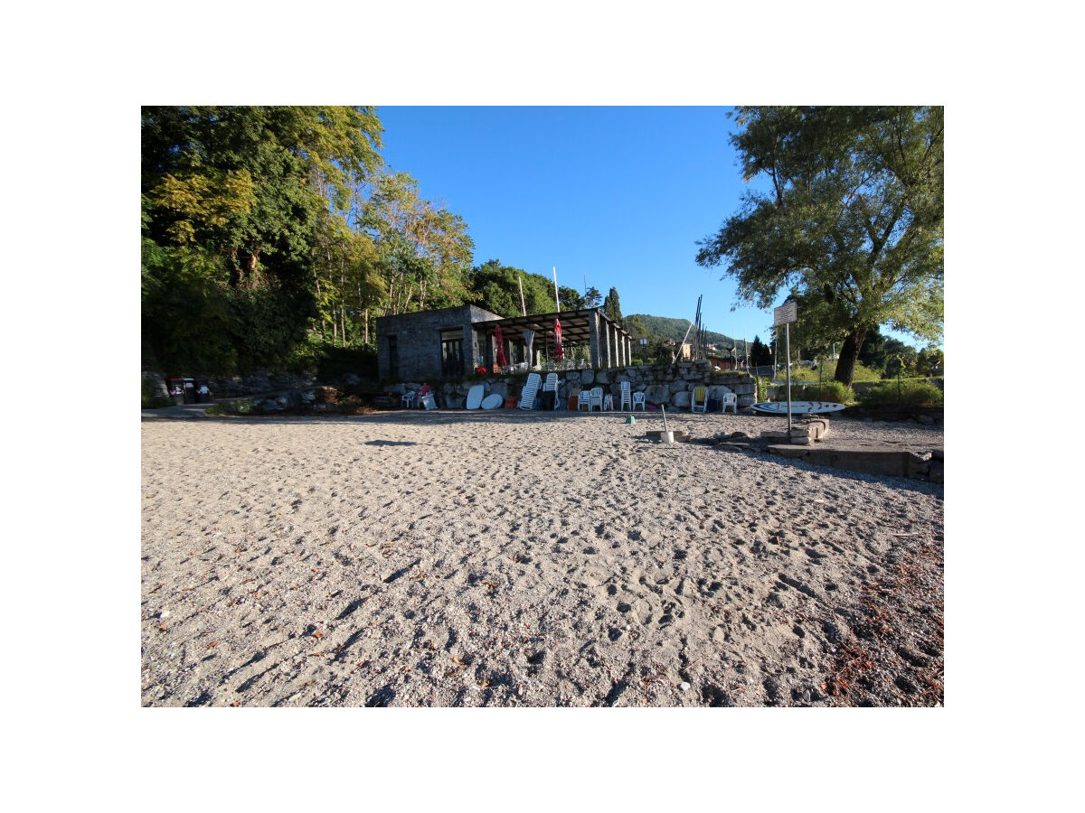 In ca. 400 m Entfernung liegt ein öffentlicher Strand mit Snack-Bar