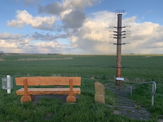 Sturmflutpegel mit Bank zum Chillen